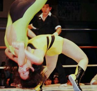 ​日本女子摔跤撕衣服现场图日本女子摔跤视频曝光太残忍