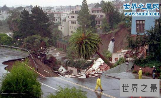 世界十大天坑，街头惊现数米深坑(尸骨无存)